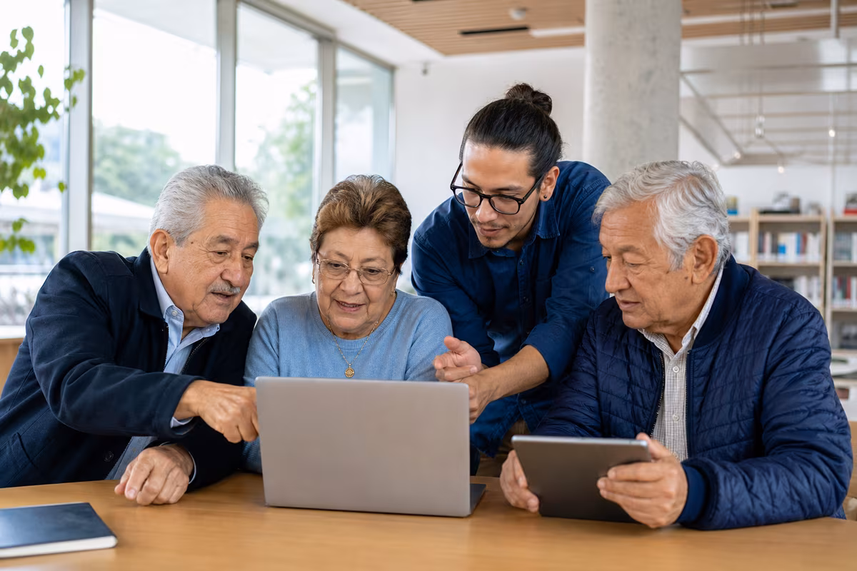 Adultos mayores fortaleciendo capacidades digitales con acompañamiento en un centro comunitario